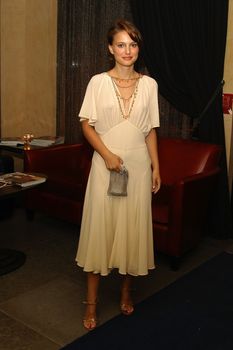 Натали Портман без лифчика на вечеринке фото #2