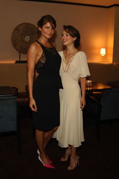 Натали Портман без лифчика на вечеринке фото #4