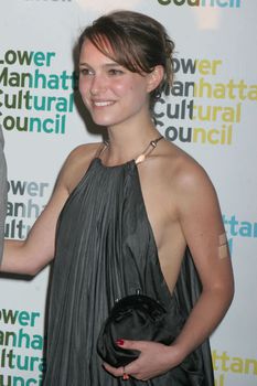 Натали Портман засветила грудь на ужине в Нью-Йорке фото #3