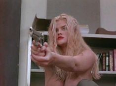 Голая Анна Николь Смит в фильме «Небоскрёб» фото #16