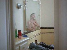 Голая грудь Анджелины Джоли в фильме «Луна пустыни» фото #2