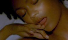 Голые сиськи Тэнди Ньютон в фильме «Осаждённые» фото #3