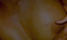 Голые сиськи Тэнди Ньютон в фильме «Осаждённые» фото #4