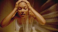 Голая Тэнди Ньютон в фильме «Крокодил» фото #3