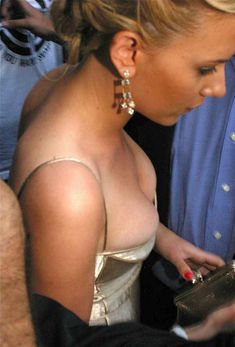 Пышный бюст Скарлетт Йоханссон фото #2