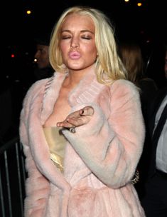 Линдси Лохан случайно показала сосок на улице Нью-Йорка