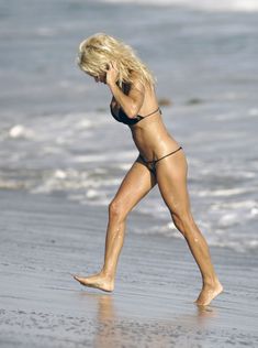 Сексуальная фигура Памелы Андерсон в бикини фото #7