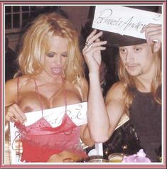 Голый сосок Памелы Андерсон фото #1