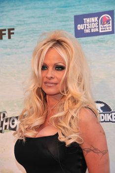 Засвет груди Памела Андерсон в прозрачном платье фото #5