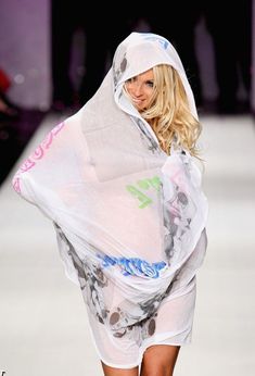 Памела Андерсон засветила соски на подиуме фото #3