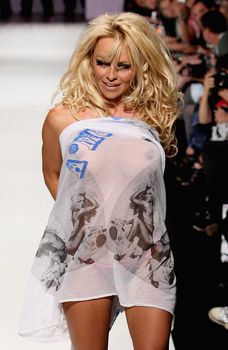 Памела Андерсон засветила соски на подиуме фото #8