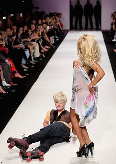 Памела Андерсон засветила соски на подиуме фото #11