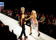 Памела Андерсон засветила соски на подиуме фото #14