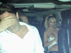 Голый засвет Памелы Андерсон в машине фото #8