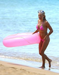 Горячая Памела Андерсон в сексуальном бикини на Гавайях