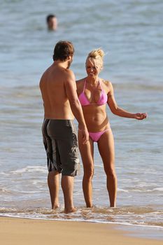 Горячая Памела Андерсон в сексуальном бикини на Гавайях