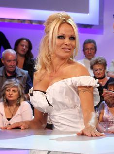 Памела Андерсон в сексуальном белье на телешоу фото #1