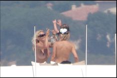 Памела Андерсон загорает топлесс на яхте в Сен-Тропе фото #1