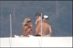 Памела Андерсон загорает топлесс на яхте в Сен-Тропе фото #2