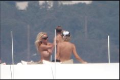 Памела Андерсон загорает топлесс на яхте в Сен-Тропе фото #3