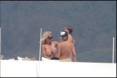 Памела Андерсон загорает топлесс на яхте в Сен-Тропе фото #4