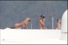 Памела Андерсон загорает топлесс на яхте в Сен-Тропе фото #5