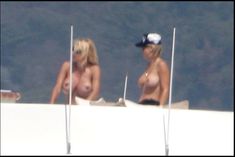 Памела Андерсон загорает топлесс на яхте в Сен-Тропе фото #7