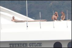 Памела Андерсон загорает топлесс на яхте в Сен-Тропе фото #8