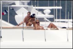 Памела Андерсон загорает топлесс на яхте в Сен-Тропе фото #9