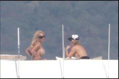 Памела Андерсон загорает топлесс на яхте в Сен-Тропе фото #10