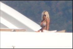 Памела Андерсон загорает топлесс на яхте в Сен-Тропе фото #13