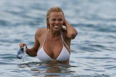 Большие мокрые сиськи Памелы Андерсон в купальнике на Гавайях