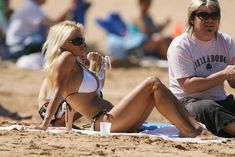 Большие мокрые сиськи Памелы Андерсон в купальнике на Гавайях