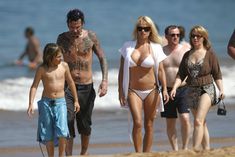 Большие мокрые сиськи Памелы Андерсон в купальнике на Гавайях