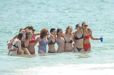 Блейк Лайвли засветила сосок в купальнике фото #3