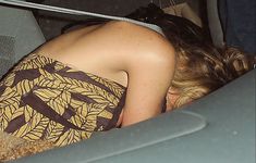 Голый засвет Блейк Лайвли в машине фото #1