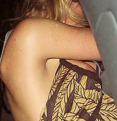 Голый засвет Блейк Лайвли в машине фото #4