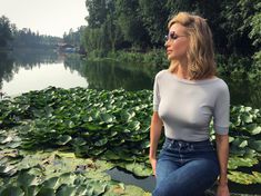 Глюкоза без лифчика возле озера фото #1