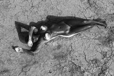 Обнаженная Ким Кардашьян в фотосессии в пустыни фото #6