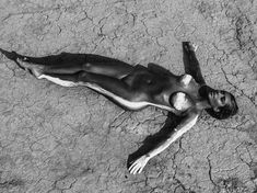 Обнаженная Ким Кардашьян в фотосессии в пустыни фото #7