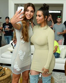 Ким Кардашьян без лифчика в обтягивающем платье фото #4