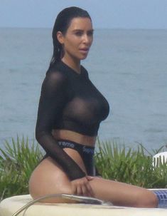 Горячие фото Ким Кардашьян на съемках в Punta Mita фото #3