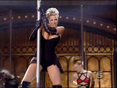 Ёла Вебер засветила грудь в фильме «Приватные танцы» фото #1