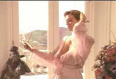 Голая Ава Фабиан в сериале «Эротические признания» фото #3