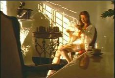 Голая Ава Фабиан в сериале «Эротические признания» фото #48