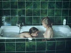 Голая грудь Авроры Клеман в фильме «Мэри Элизабет Уинстэд» фото #1