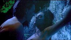 Айони Скай оголила грудь в фильме «Бензин, еда, жилье» фото #4