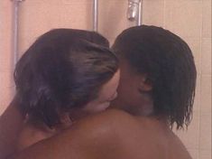 Голая Айони Скай в фильме «Девочки в тюрьме» фото #4