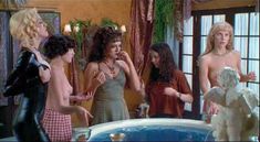 Голая грудь Айони Скай в фильме «Четыре комнаты» фото #1