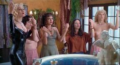 Голая грудь Айони Скай в фильме «Четыре комнаты» фото #2